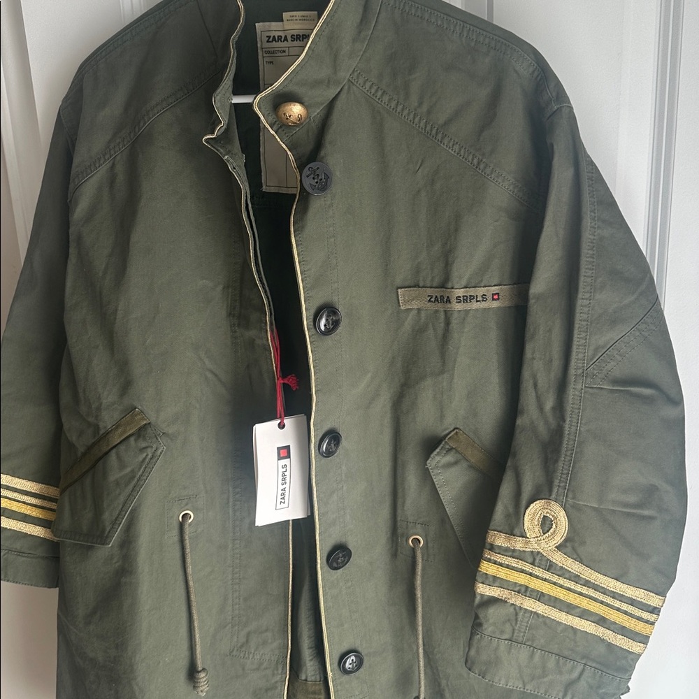Zara SRPLS Khaki Green Coat with Gold Details
Zara SRPLS Summer 2020 Collection - Picture 14 of 14